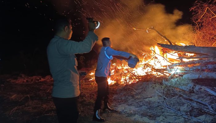 Polisi Langsung Bergerak Padamkan Api