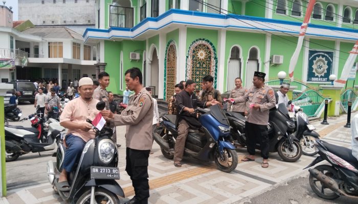 Polres Bangka Bagikan Bendera Merah Putih