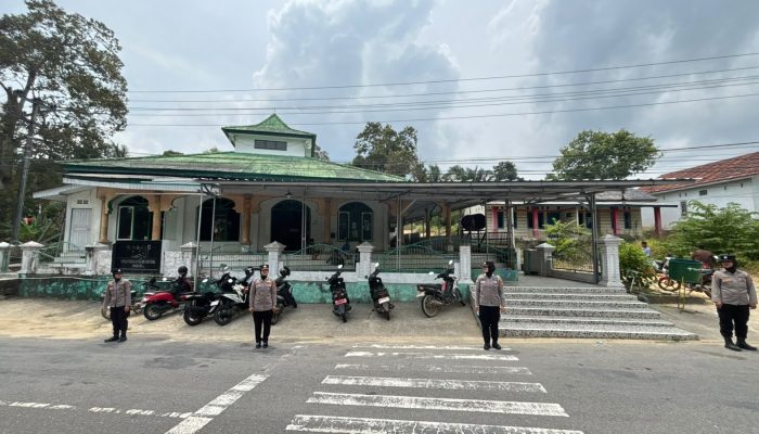 Polwan Kawal Ibadah Salat Jumat