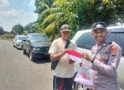 Polres Bangka Barat Bagikan Ratusan Bendera Merah Putih