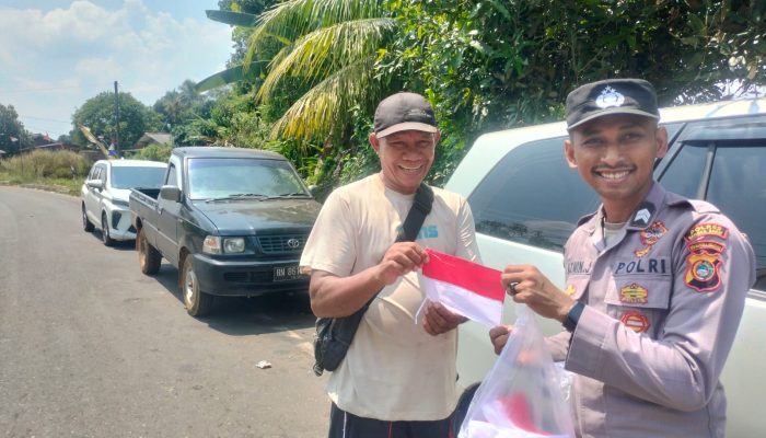 Polres Bangka Barat Bagikan Ratusan Bendera Merah Putih