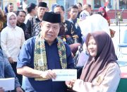 Gubernur Salurkan Bantuan Sekolah