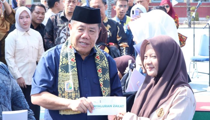 Gubernur Salurkan Bantuan Sekolah