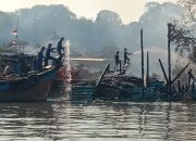 Polisi Padamkan Kebakaran Bangkai Kapal di Pelabuhan Limbung
