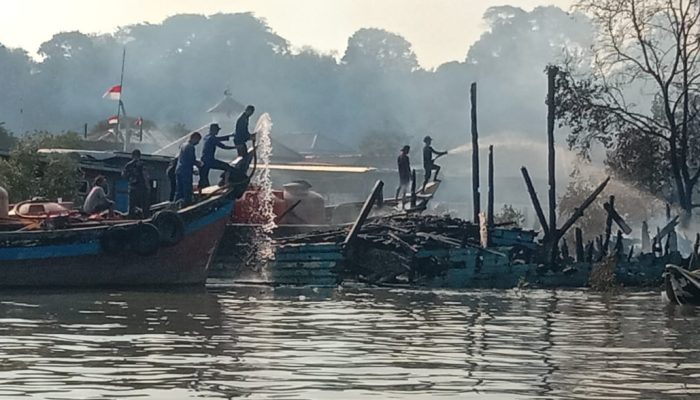 Polisi Padamkan Kebakaran Bangkai Kapal di Pelabuhan Limbung