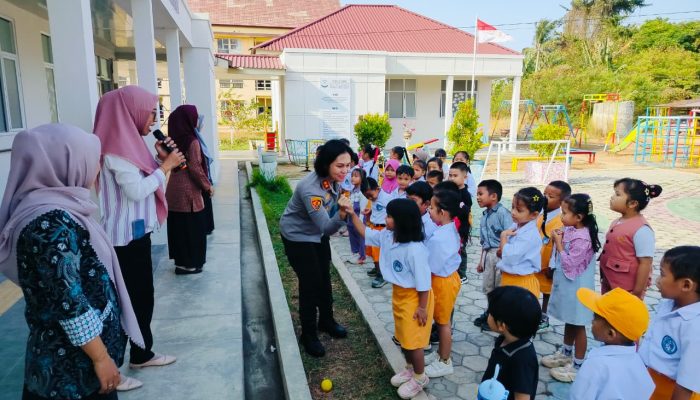 Kapolres Sapa Anak TK Kemala Bhayangkari