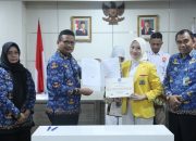 Penjabat Sekda Serahkan Bantuan Parpol