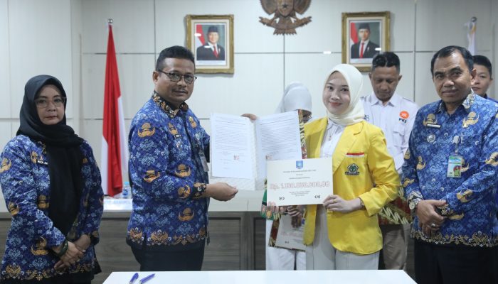 Penjabat Sekda Serahkan Bantuan Parpol