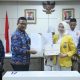 Penjabat Sekda Serahkan Bantuan Parpol