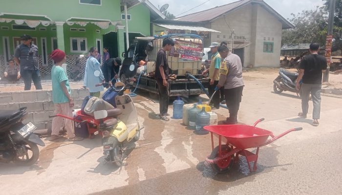 Kolaborasi Salurkan Air Bersih untuk Warga