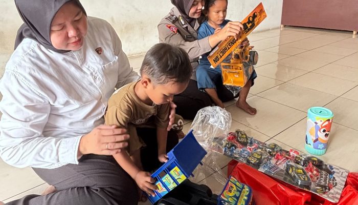 Polwan Berikan Trauma Healing