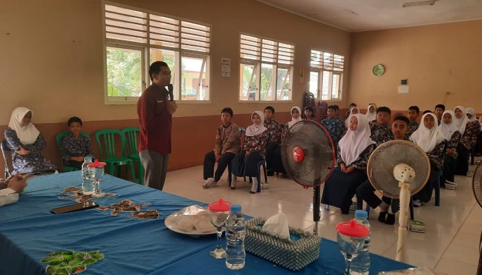 Edukasi Pelajar SMPN 1 Mentok tentang Bahaya Narkoba