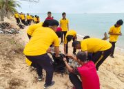 Polres Bangka Barat Bersih-bersih Pantai Batu Rakit