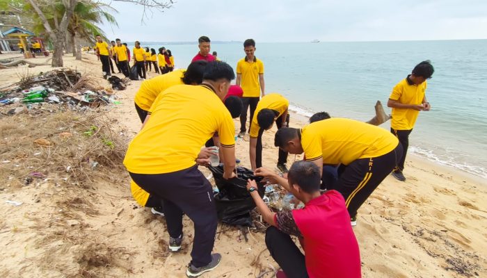 Polres Bangka Barat Bersih-bersih Pantai Batu Rakit