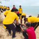 Polres Bangka Barat Bersih-bersih Pantai Batu Rakit