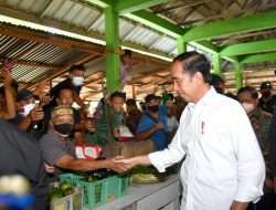Jokowi Bagikan Bansos di Pasar Muntok
