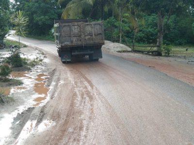 Warga Baskara Bakti Keluhkan Aktivitas Tambang Pasir Yang Merusak Jalan