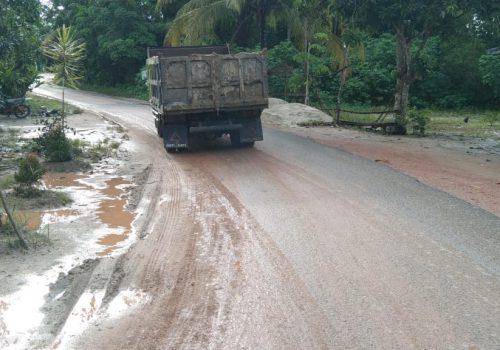 Warga Baskara Bakti Keluhkan Aktivitas Tambang Pasir Yang Merusak Jalan