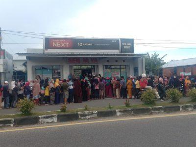 Antrian IRT Mencari Minyak Goreng Berjubel di Depan Toko Sanjaya