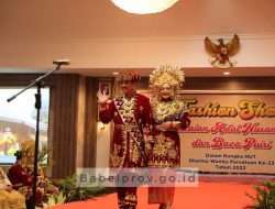 Pejabat dan Istri Fashion Show Busana Adat Nusantara