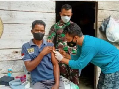 Babinsa Monitor Vaksin di Desa Trubus