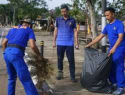Polairud Bersih-bersih Lingkungan Aspol