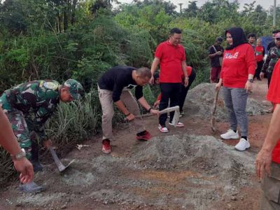Riza-Debby Ikut Gotong Royong Perbaiki Jalan Desa